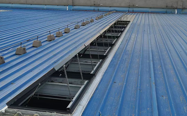 某城市大型商业综合体中庭莲湖排烟窗工程