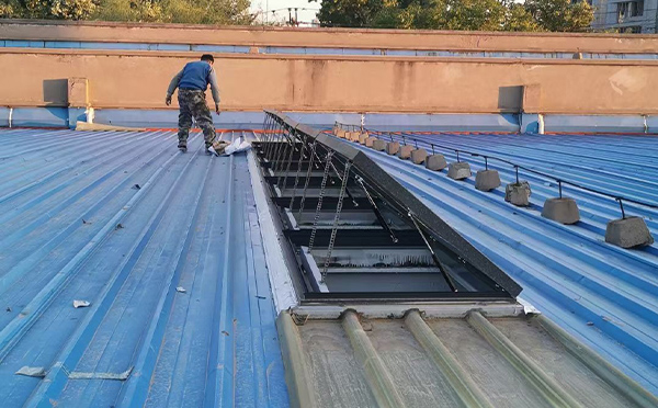 某区域性物流仓储中心莲湖排烟窗系统安装项目